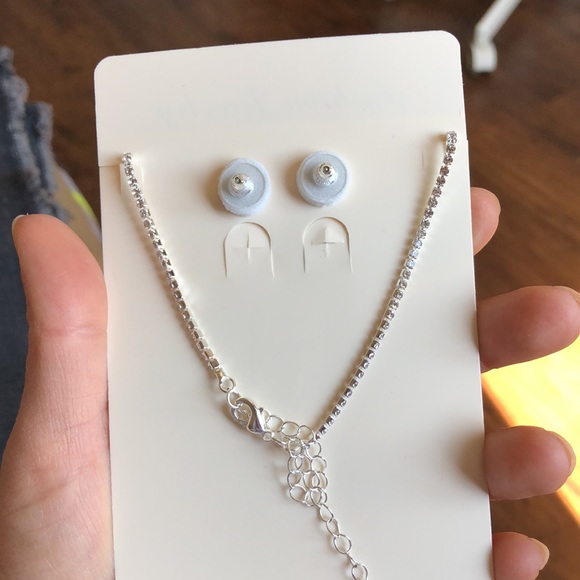 🎁4 for $50🎁 minimalist Rhinestone necklace and earrings set - Picture 5 of 5